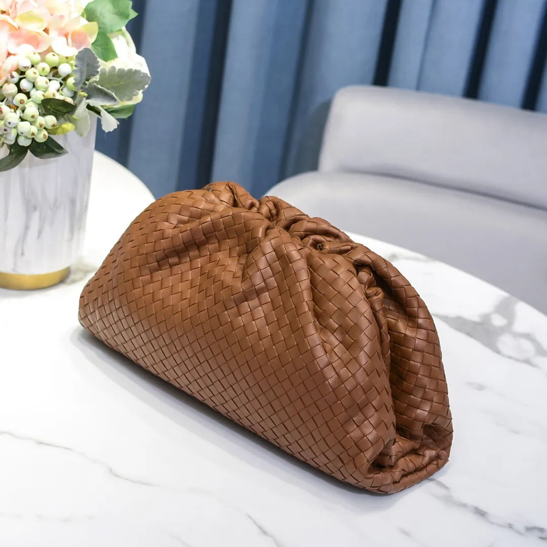 Real shot🔥🔥The counterattack of the popular Bottega Veneta started with this series of cloud bags, which went viral in the fashion circle and started a craze! Out of stock, out of stock, out of stock... One piece is hard to find, super hard to buy, regardless of age, season, or occasion. Very classy. Really, if you carry this on the road, it will turn heads! This is also the reason why this series is so expensive. Large size: 38*20*8.5cm [Big Cloud Weaving]